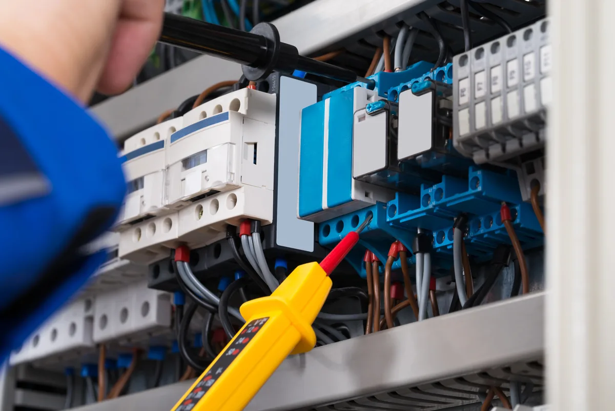 Électricien en intervention de dépannage